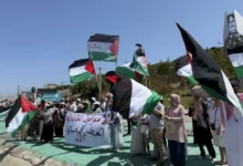 صورة مغاربة يتظاهرون أمام ميناء طنجة المتوسط احتجاجًا على رسو سفينة تحمل “أسلحة موجهة إلى إسرائيل”