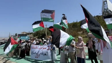 صورة مغاربة يتظاهرون أمام ميناء طنجة المتوسط احتجاجًا على رسو سفينة تحمل “أسلحة موجهة إلى إسرائيل”