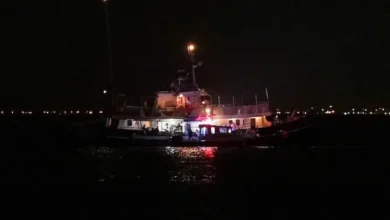 صورة حريق على متن قارب “أسطول الصمود العالمي” وتونس تنفي فرضية الاستهداف