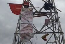 صورة احتجاج “قنطرة الحليب” بمراكش مستمر لليوم الثاني.. المحتج يروي تفاصيل “النصب العقاري” الذي دفعه للتهديد بالانتحار