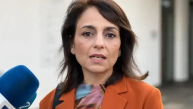 صورة مليلية : عضوة المعارضة في الحكومة المحلية دنيا المنصوري تُحرج زعيم المعارضة الإسبانية فيخو