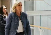 صورة شابة مغربية تمثل رفقة زعيمة أقصى اليمين الفرنسي مارين لوبان أمام المحكمة