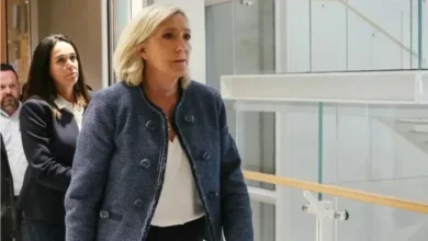 صورة شابة مغربية تمثل رفقة زعيمة أقصى اليمين الفرنسي مارين لوبان أمام المحكمة