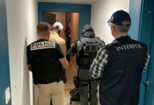 صورة باريس : تعثر في مسطرة تسليم طبيب فاس المتهم بقتل زوجته الطبيبة ضواحي تازة