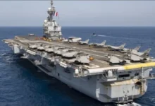 صورة حاملة الطائرات النووية الفرنسية شارل ديغول تعبر سواحل طنجة نحو شرق المتوسط وسط تصاعد التوتر مع إيران