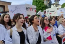 صورة من ممرّات المستشفيات إلى شوارع الاحتجاج  طلبة الطب يفجّرون غضبهم في وجه وعود الحكومة