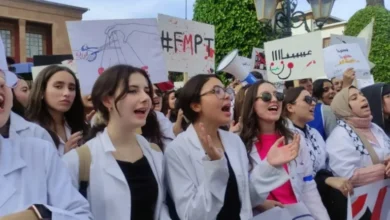 صورة من ممرّات المستشفيات إلى شوارع الاحتجاج طلبة الطب يفجّرون غضبهم في وجه وعود الحكومة