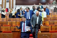 صورة حصيلة الحكومة تحت قبة البرلمان: أخنوش يدافع والمعارضة تتهمه بـ“تزوير الأرقام” وسط جدل سياسي محتدم