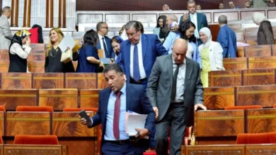 صورة حصيلة الحكومة تحت قبة البرلمان: أخنوش يدافع والمعارضة تتهمه بـ“تزوير الأرقام” وسط جدل سياسي محتدم