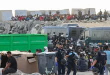 صورة رويترز تفضح الخدعة … حقيقة صادمة وراء إشاعة نقل 4 آلاف مهاجر مغربي من سبتة إلى لندن