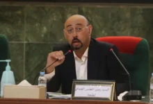 صورة عمدة طنجة الموقوف في قلب عاصفة جديدة …. من “الحقيبة الانتخابية المزورة إلى أحذية الجيش الإسباني وصفقة بـ17.1 مليون يورو عبر مضيق جبل طارق