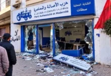 صورة توقيف شخص وزوجته بسطات على خلفية تخريب مقر حزب الأصالة والمعاصرة