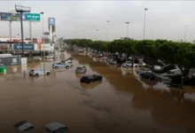 صورة قتلى وجرحى ومفقودين في فيضانات عارمة بإسبانيا … المياه تجرف السيارات وتغمر المنازل وقلب برشلونة تحت الحصار