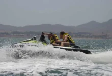 صورة هروب مثير بسبتة المحتلة: مهاجرون يجتازون الحدود على متن “جيت سكي” مغربي