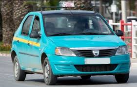 صورة سائق طاكسي بطنجة يهين الزبون على الساعة 22و46 دقيقة على مستوى شارع طارق بن زياد