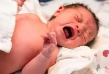 صورة سبتة : المعبر الوهمي بين الجغرافيا والسيادة والإنسانية … الشرطة الإسبانية تتقذ رضيع مغربي من موت محقق