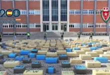 صورة هجوم غير مسبوق على مهربي الحشيش بميناء الجزيرة الخضراء: 20 طناً مخبأة بين الفلفل المغربي