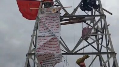 صورة استنفار أمني بقنطرة الحليب بعد محاولة شخص الانتحار احتجاجاً على حكم ظالم