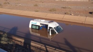 صورة نجاة ركاب بأعجوبة.. سقوط سيارة إسعاف في قناة “زرابة” بين تمصلوحت وتحناوت