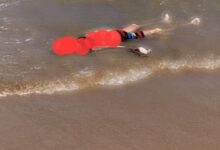 صورة شاطئ رأس الماء يلفظ جثة شاب يشتبه في محاولته الهجرة غير النظامية