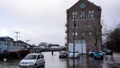 صورة هولندا تحت وطأة المدّ البحري … المياه تقتحم شوارع روتردام وتدق ناقوس الخطر