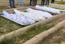 صورة جرادة تبكي سبعة أرواح إفريقية مهاجرة … البرد القارس يبتلع أحلام العبور في صمت الجبال