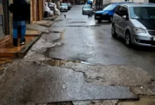 صورة الحسيمة تغرق في الحفر … إرث وفساد المجالس السابقة يثقل حاضر عاصمة الصيف