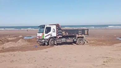 صورة الدرك الملكي يضبط شاحنتين محملتين برمال منهوبة بضواحي طنجة