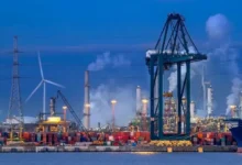 صورة بلجيكا: غرق سفينة شحن في ميناء أنتويرب وتسرب نفطي يربك حركة الملاحة في نهر السخيلده