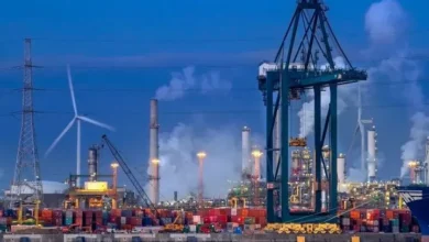 صورة بلجيكا: غرق سفينة شحن في ميناء أنتويرب وتسرب نفطي يربك حركة الملاحة في نهر السخيلده