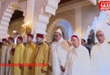 صورة أمير المؤمنين محمد السادس يؤدي صلاة عيد الأضحى بمسجد أهل فاس بعاصمة المملكة الرباط