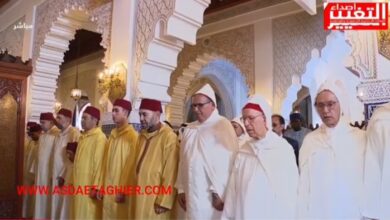 صورة أمير المؤمنين محمد السادس يؤدي صلاة عيد الأضحى بمسجد أهل فاس بعاصمة المملكة الرباط