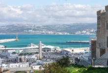 صورة عالقات بين الرياح والبحر … مئات العاملات المغربيات يفترشن العراء في طريفة بعد إلغاء رحلات العودة إلى الوطن