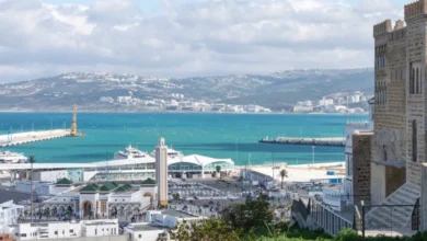 صورة عالقات بين الرياح والبحر … مئات العاملات المغربيات يفترشن العراء في طريفة بعد إلغاء رحلات العودة إلى الوطن
