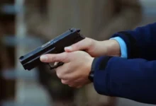 صورة رصاصة تحذيرية لسلاح وظيفي تشل حركة “مخدر” هدد سلامة المواطنين والشرطة بسيدي قاسم