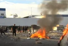 صورة سبتة المحتلة تحترق على صفيح الهجرة.. الشوارع تنتفض والشرطة تطلق المطاط وراية إسبانيا وسط النيران