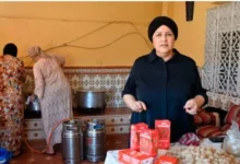 صورة وسط أزمة الهجرة بسبتة المحتلة … مغربية تحوّل منزلها إلى مركز إنساني لإيواء وإغاثة “الحراكة