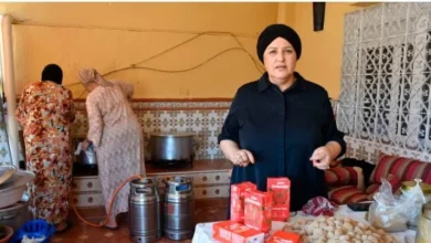 صورة وسط أزمة الهجرة بسبتة المحتلة … مغربية تحوّل منزلها إلى مركز إنساني لإيواء وإغاثة “الحراكة