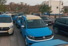 صورة الحسيمة : زيادات كبيرة مفاجئة في تسعيرة “الطاكسي الكبير” تشعل غضب المواطنين وتضع السلطات أمام اختبار الحزم