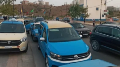 صورة الحسيمة : زيادات كبيرة مفاجئة في تسعيرة “الطاكسي الكبير” تشعل غضب المواطنين وتضع السلطات أمام اختبار الحزم