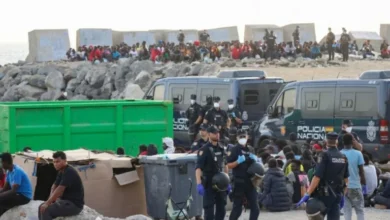 صورة رويترز تفضح الخدعة … حقيقة صادمة وراء إشاعة نقل 4 آلاف مهاجر مغربي من سبتة إلى لندن