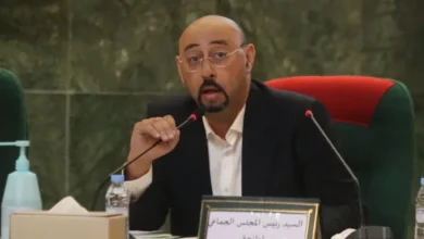 صورة عمدة طنجة الموقوف في قلب عاصفة جديدة …. من “الحقيبة الانتخابية المزورة إلى أحذية الجيش الإسباني وصفقة بـ17.1 مليون يورو عبر مضيق جبل طارق