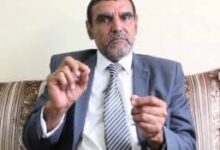 صورة الفايد يثير الجدل من جديد…هاتوا نصاً قرآنياً يحرم على رئيسة الحكومة الصلاة إلى جانب الملك