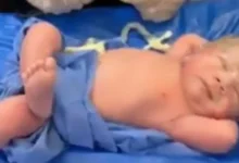 صورة وُلد ملكاً.. رضيع مصري يقلب مواقع التواصل رأساً على عقب بوضعية استرخاء تحبس الأنفاس