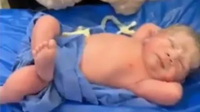 صورة وُلد ملكاً.. رضيع مصري يقلب مواقع التواصل رأساً على عقب بوضعية استرخاء تحبس الأنفاس