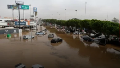صورة قتلى وجرحى ومفقودين في فيضانات عارمة بإسبانيا … المياه تجرف السيارات وتغمر المنازل وقلب برشلونة تحت الحصار