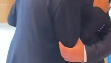 صورة الحسيمة : في أول ظهور له … البرلماني كريم البوطاهري ينحني أمام بايتاس ويقبل له الكتف