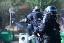 صورة تحقيقات في 24 قضية تضع أساليب الشرطة الفرنسية تحت التدقيق